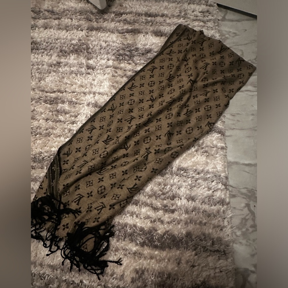 AUTHENTIC Louis Vuitton Scarf
